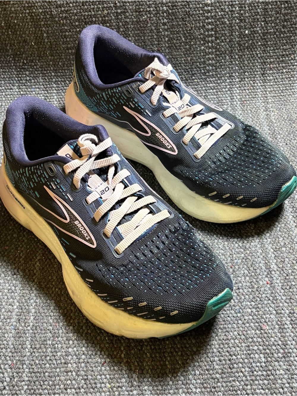 Brooks Glycerin 20 is a premium running shoe nitrogen-infused DNA LOFT v3 Wom 10